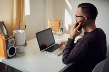 Genç adam serbest meslek