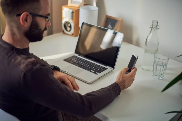 Joven freelancer — Foto de Stock