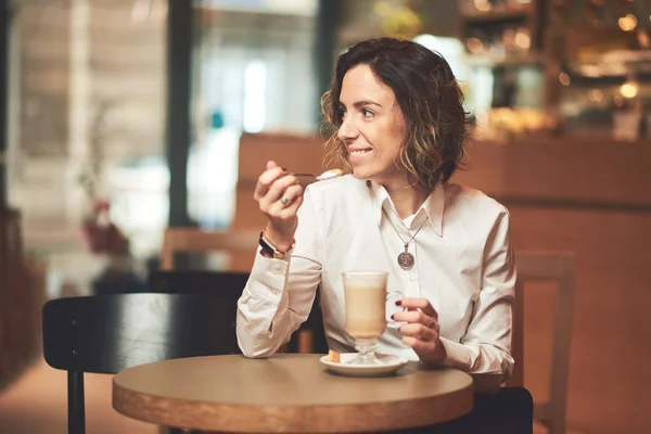 Mujer joven en la cafetería — Foto de Stock