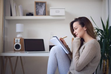 genç kadın yazılı notlar