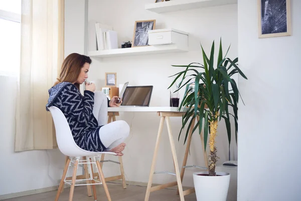 Jonge vrouw lezen — Stockfoto