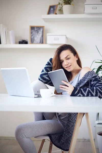 Mujer joven leyendo — Foto de Stock