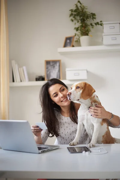 Fiatal gyönyörű nő, a Beagle kutya — Stock Fotó