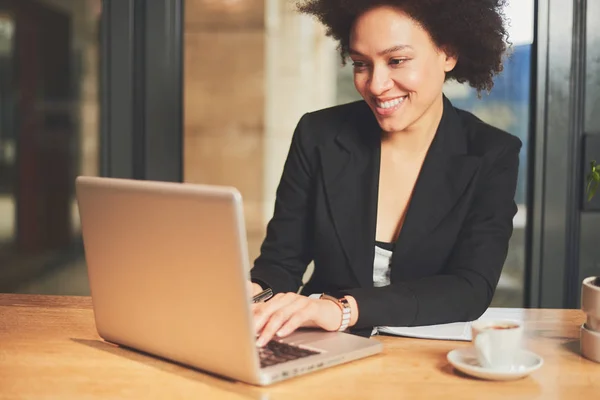 Young mixed race woman in cafe — Stock Photo, Image