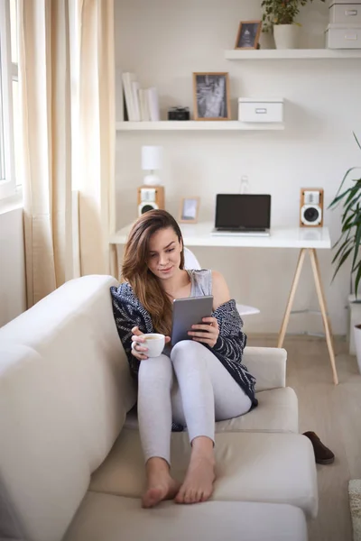 Joven hermosa mujer en casa — Foto de Stock