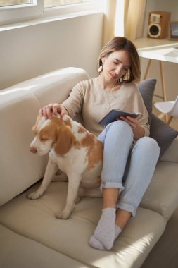 Genç ve güzel bir kadın.