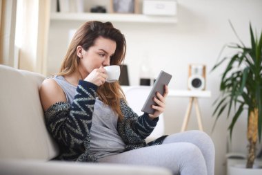 Genç ve güzel bir kadın.