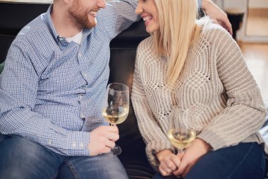 Şampanya içiyor arkadaşlar