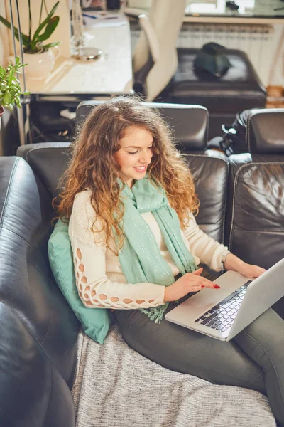 Woman working on laptop — Stock Photo, Image