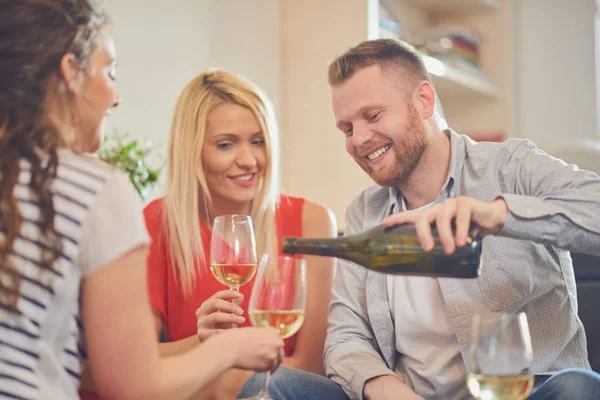 Jóvenes bebiendo vino —  Fotos de Stock