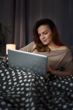 Akıllı telefon kullanan kadın 