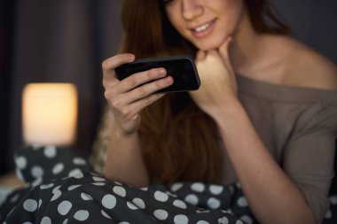 Akıllı telefon kullanan kadın 