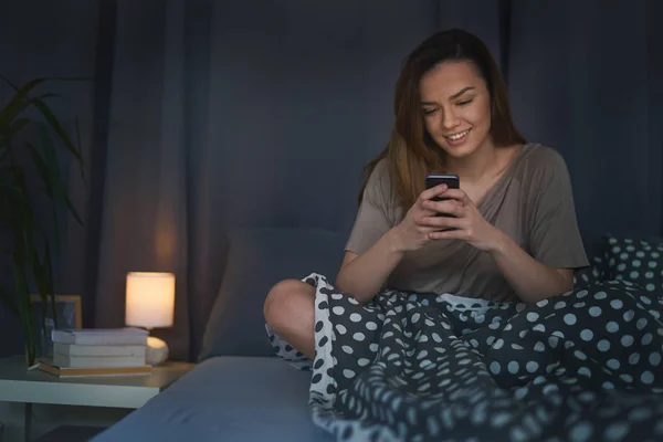 Mujer usando teléfono inteligente — Foto de Stock