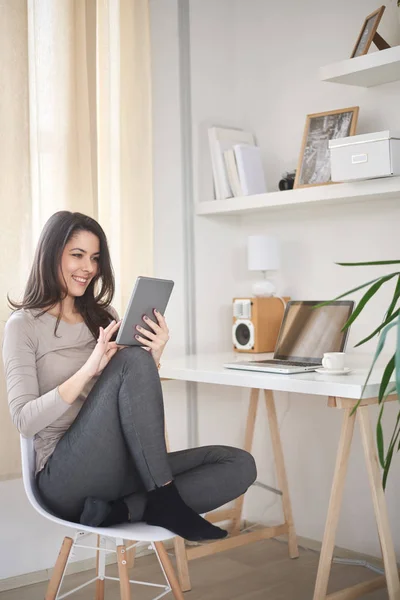 Jovem mulher lendo usando tablet — Fotografia de Stock