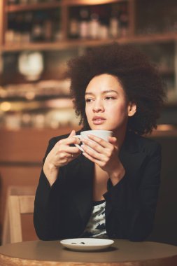 Genç karışık ırk kadın 