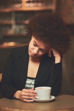 Genç karışık ırk kadın 