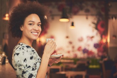 Genç karışık ırk kadın 