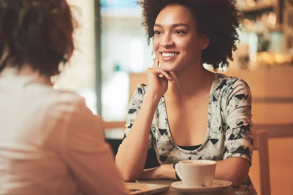 Canlı görüşmetwee vrouwen in café — Stockfoto