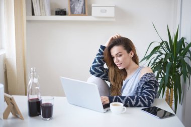 Genç kadın serbest çalışan.