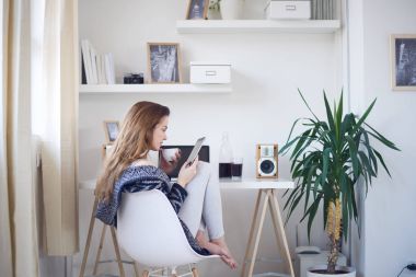 Tablet kullanan kadın 