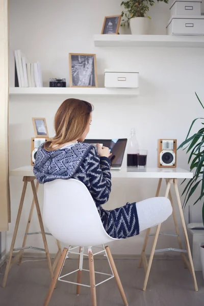 Mujer usando tableta — Foto de Stock