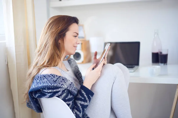 Mujer usando tableta — Foto de Stock