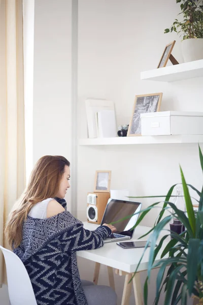 Mulher jovem freelancer — Fotografia de Stock