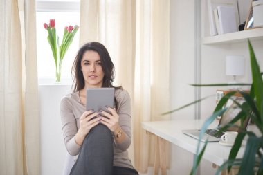 Tablet kullanan kadın 