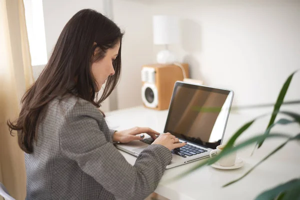 Mulher jovem freelancer — Fotografia de Stock