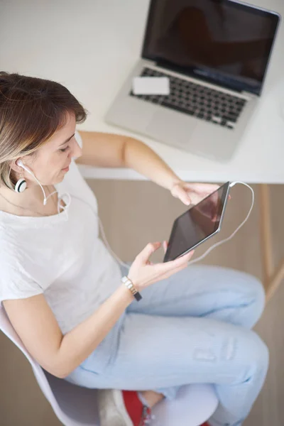 Mujer usando tableta — Foto de Stock