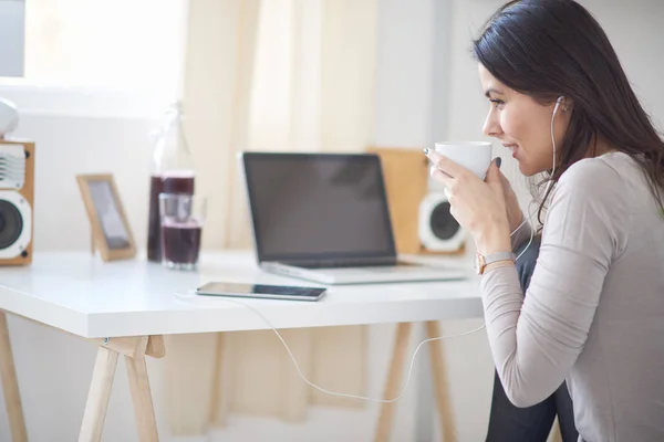 Jonge vrouw freelancer — Stockfoto