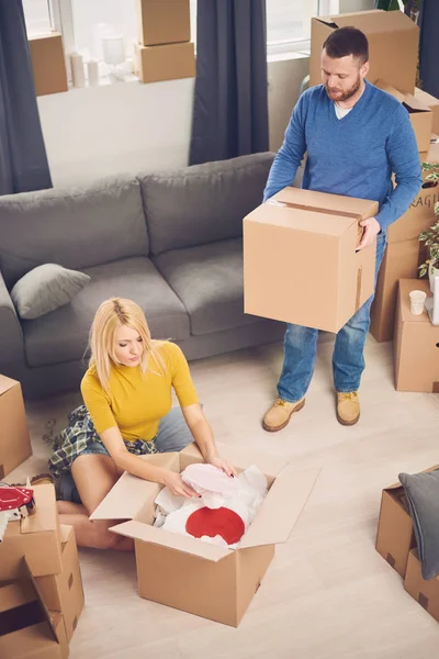 Mujer joven y hombre — Foto de Stock