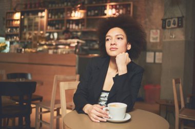 Genç karışık ırk kadın 