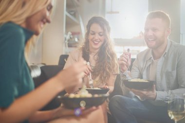 Evde arkadaşlarım iyi eğlenceler