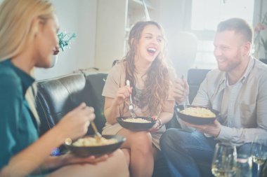 Evde arkadaşlarım iyi eğlenceler