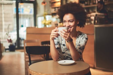 Genç karışık ırk kadın Cafe  