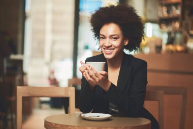 Genç karışık ırk kadın Cafe  