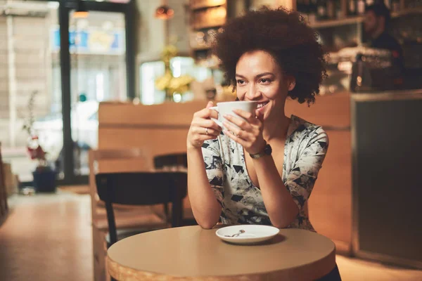 Jong gemengd ras vrouw in café — Stockfoto