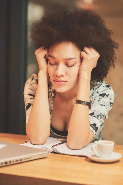 Mujer tomando notas — Foto de Stock