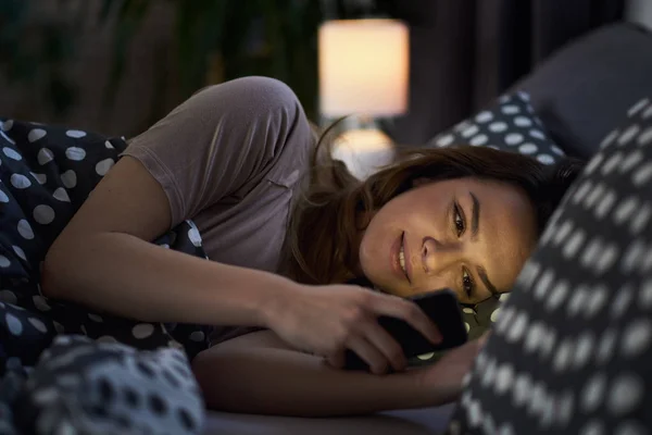 Mujer usando teléfono inteligente en casa —  Fotos de Stock