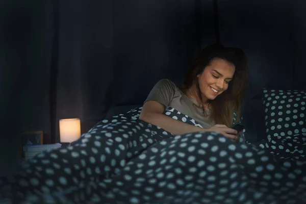 Mujer usando teléfono inteligente en casa — Foto de Stock