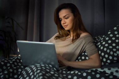 Evde Dizüstü bilgisayar kullanan kadın 