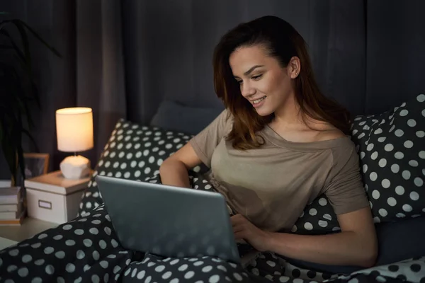 Mulher usando laptop em casa — Fotografia de Stock