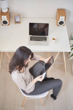 genç kadın tablet kullanarak okuma  