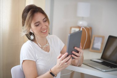 genç kadın tablet kullanarak okuma  