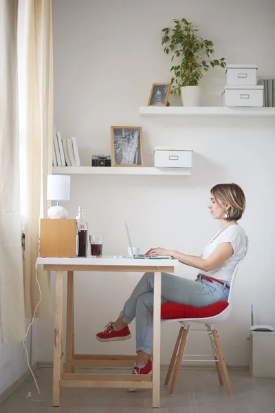 Mulher trabalhando no laptop em casa — Fotografia de Stock