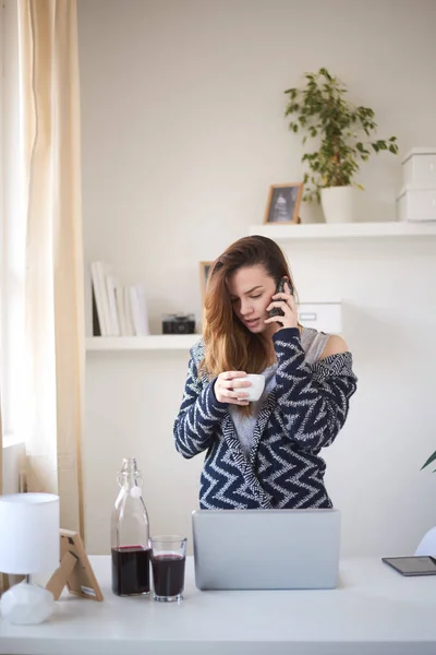 Junge schöne Frau zu Hause — Stockfoto