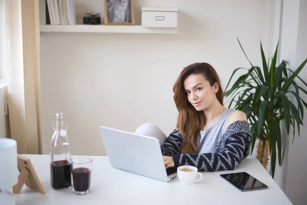 Frau arbeitet zu Hause am Laptop — Stockfoto