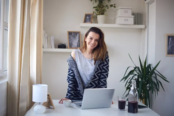 Donna che lavora sul computer portatile a casa — Foto Stock