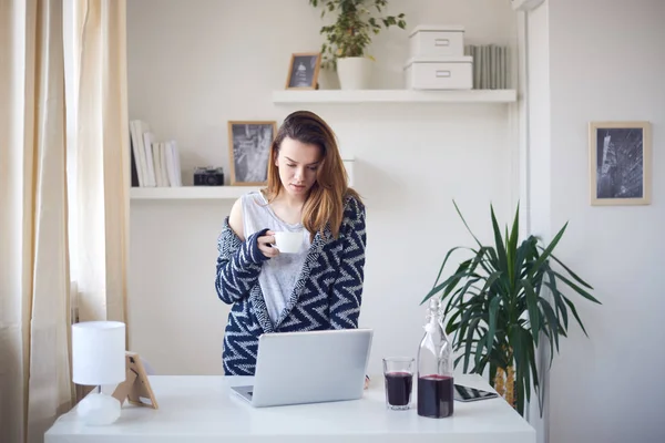 Vrouw die thuis aan laptop werkt — Stockfoto